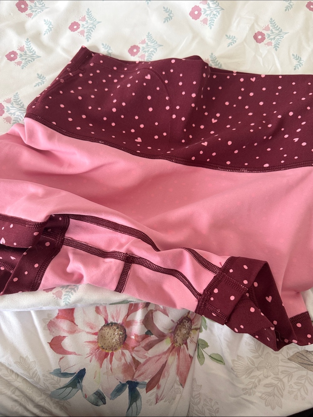 Lululemon scattered hearts shorts size 6 - Picture 7 of 7